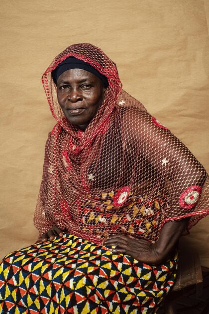 服装穿着传统服装的非洲老妇人肖像美丽非洲