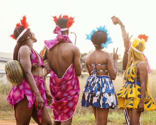 传统非洲狂欢节上一群穿着盛装的朋友一起年轻漂亮