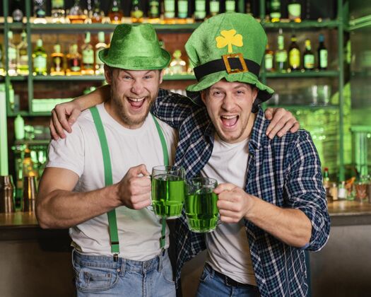 活动笑脸男在酒吧庆祝圣帕特里克节3月17日圣帕特里克日男性