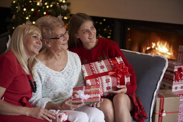 圣诞圣诞节对家人来说永远是个神奇的时刻三代人一群人微笑