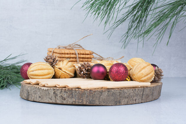 美味各种饼干和圣诞装饰品放在木板上饼干饼干甜点