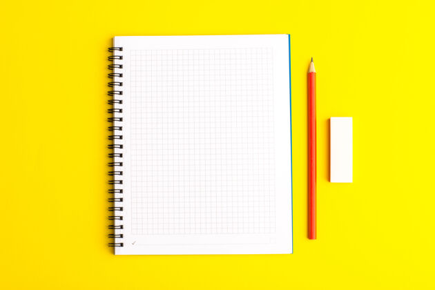 空白正面视图打开复写本 黄色表面有铅笔办公室笔记目录