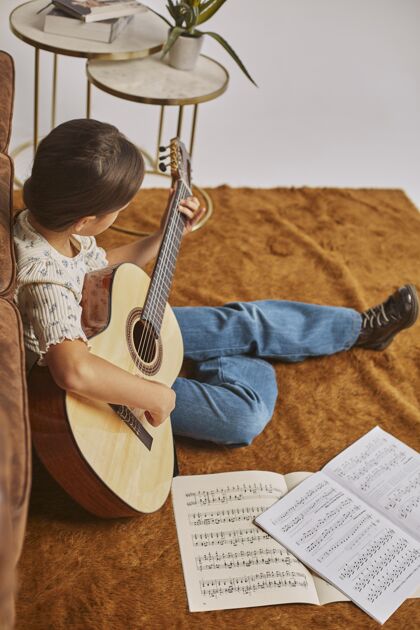 课程在家弹吉他的小女孩孩子天才学习