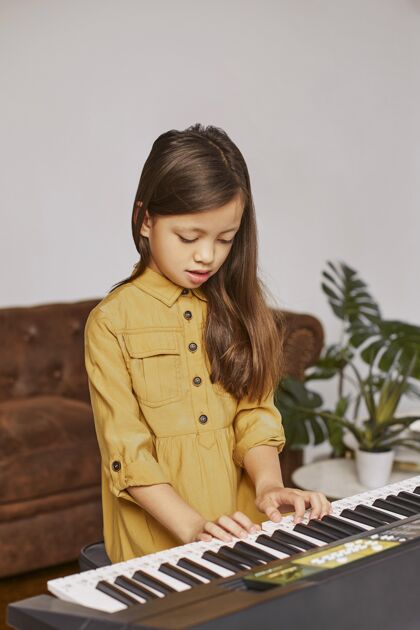 学习学习电子键盘的小女孩艺术家课程音乐家