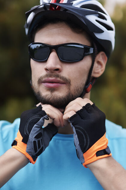 自行车骑自行车的人戴着他的运动头盔太阳镜自行车手装备