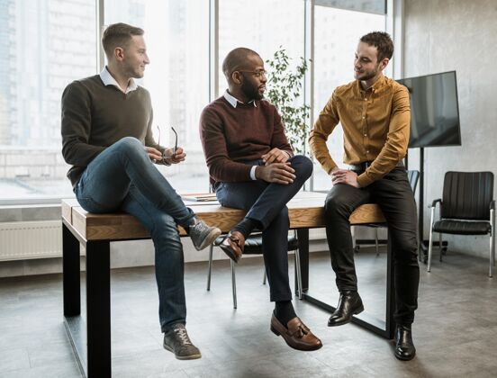 专业三个男人在办公室开会男性工作聚会