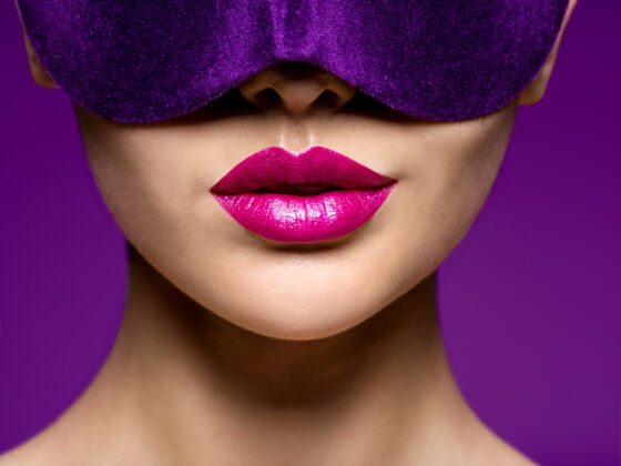 时尚一个脸上戴着紫色戏剧面具 嘴唇是紫色的女人的肖像戏剧画像华丽
