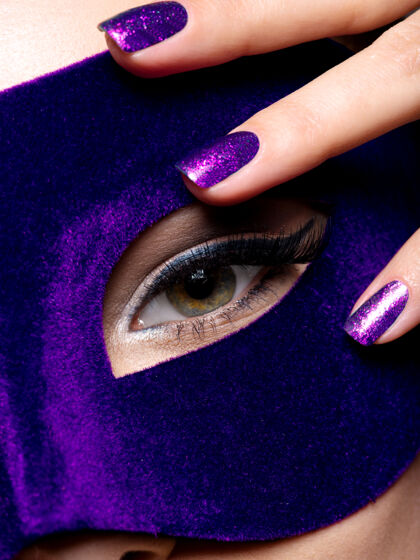 华丽女人的手指和蓝指甲围绕着眼睛奢华美女时尚