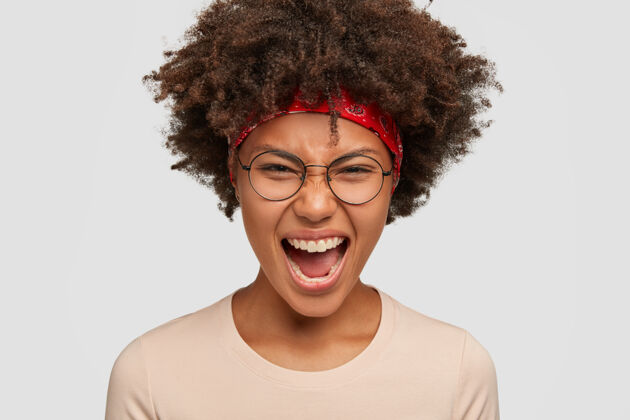 女士恼羞成怒的美国黑人女孩的头像有着愤怒的表情恼怒易怒压力