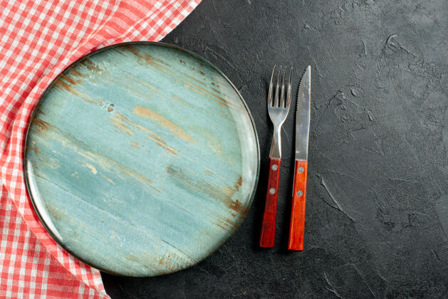 炊具顶视图刀叉红白方格餐巾纸圆板在黑暗的桌子与复制空间锅厨具顶部