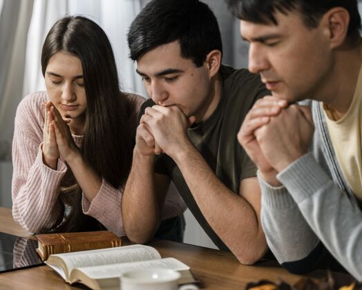 圣洁人们一起祈祷的侧视图圣经信条教义