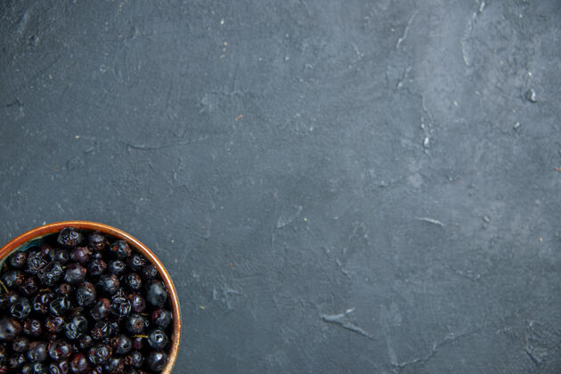 美食俯视黑醋栗在黑暗的表面自由的地方黑莓黑豆核果