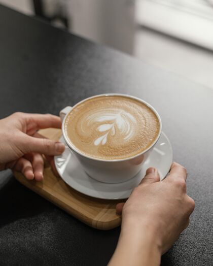 就业女咖啡师把装饰好的咖啡杯放在柜台上咖啡店雇员职业