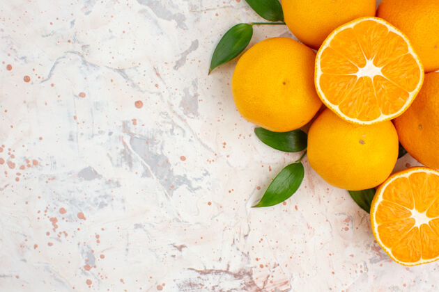 水果顶视图新鲜柑桔橘子在明亮的孤立表面与复制空间果汁新鲜的柑橘橙子