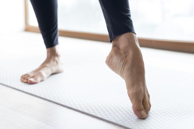 健康在锻炼前做伸展运动 把腿收起来老年健身室内房子