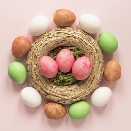 食物五颜六色的复活节彩蛋放在干草篮子里颜色春天手工制作
