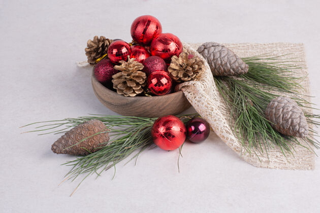物体白色表面的圣诞球和松果装饰松木节日