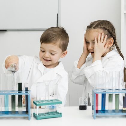 教育可爱的孩子科学家拿着试管做实验实验科学青年