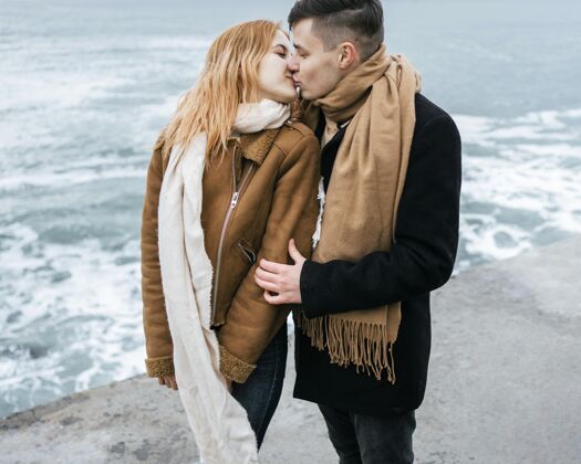 海滩一对年轻的情侣在海边亲吻业余爱好生活方式水平