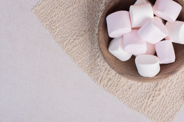 糖果麻布木板上的甜棉花糖木板粉色蓬松
