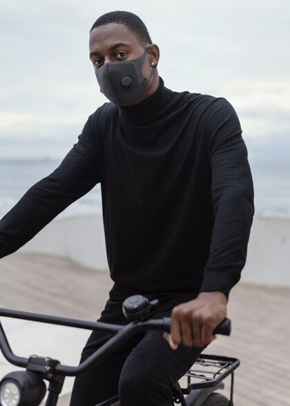 自行车男人戴着面具 骑着自行车游客城市骑自行车