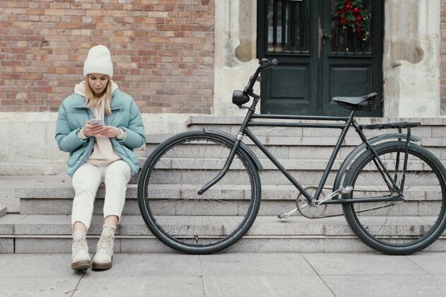 城市骑自行车休息的女人城镇街道车轮