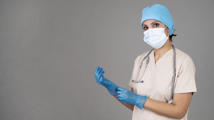 专业中弹医生戴上手套医学外科口罩水平