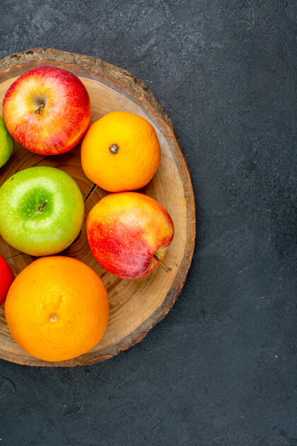 柑橘上半部分的意见苹果柠檬橙木板上黑暗的表面水果多汁苹果