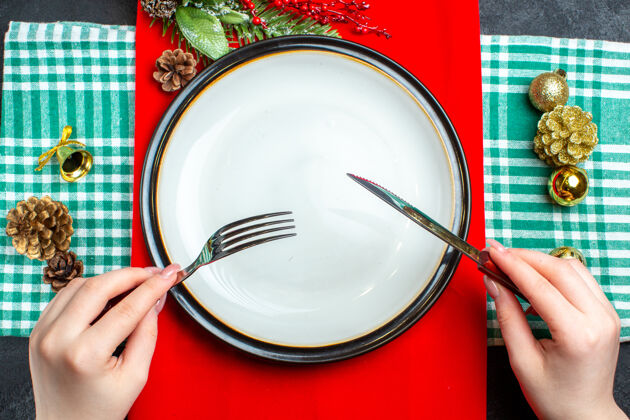 空盘子国家圣诞餐背景俯视图 带空盘子餐具套装装饰配件 绿色条状毛巾烹饪器皿毛巾