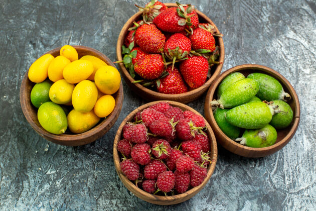 左上图为深色背景左侧桶中收集的新鲜水果多汁观农产品