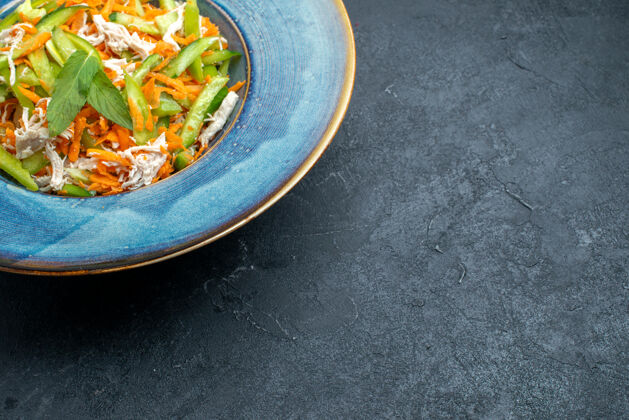 餐在深灰色的桌子上的盘子里可以看到蔬菜沙拉蔬菜晚餐切片