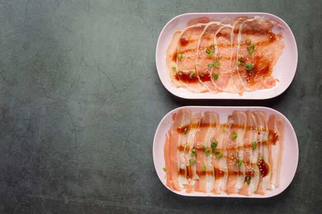 吃火锅涮；生鲜肉片在盘子里美味产品鱼