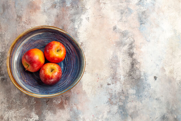 碗顶视图红苹果在碗上裸体表面复制的地方油桃浆果柑橘