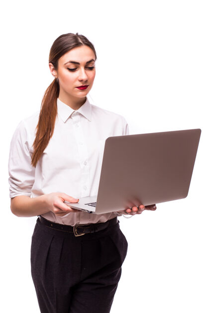 笔记本电脑一个带着笔记本电脑走路的女商人高管笔记本电脑科技