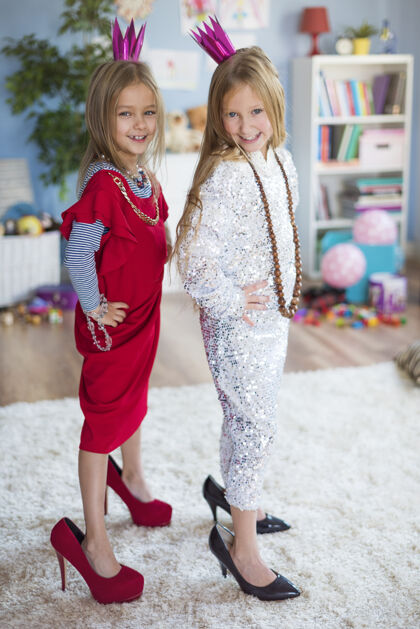 孩子未来时尚模特的侧视图家庭梦想化装