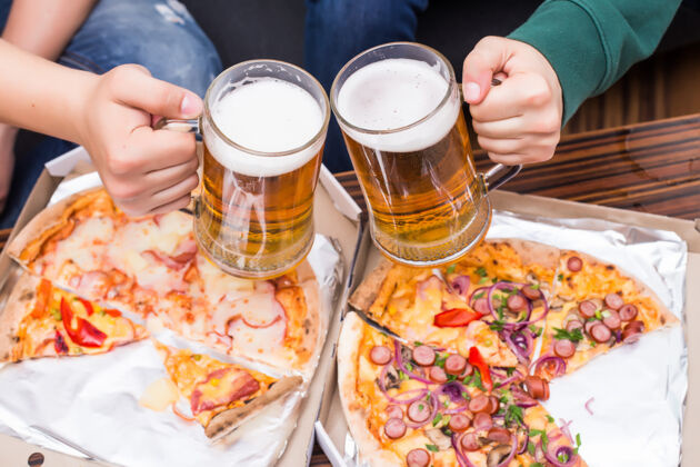 食物干杯顶视图是男人们喝着啤酒和披萨干杯啤酒啤酒
