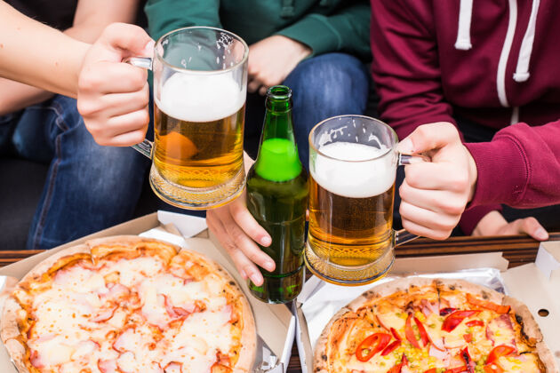 会议干杯顶视图是男人们喝着啤酒和披萨啤酒酒精男性
