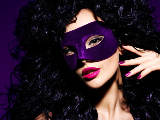 发型一个漂亮女人的肖像 黑色头发 脸上戴着紫色的戏剧面具迷人奢华指甲