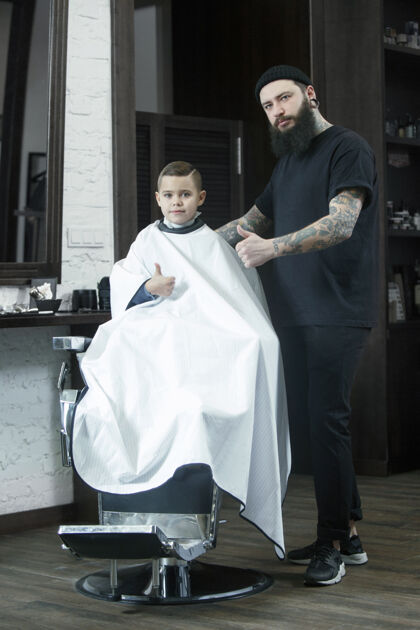 理发儿童理发师在黑暗中剪小男孩年轻男人童年
