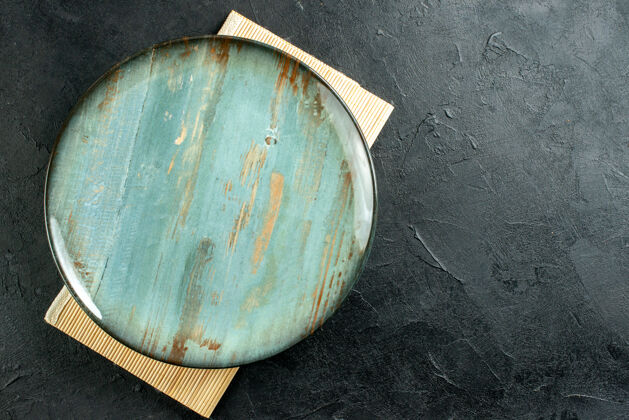 视图顶视图青色圆形盘片米色板上的黑色桌子与自由空间顶部桶壁球