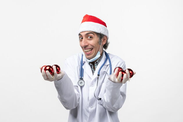 诊所正面图男医生拿着玩具摆在白色办公桌上病毒可维情绪健康冠状病毒书桌圣诞节
