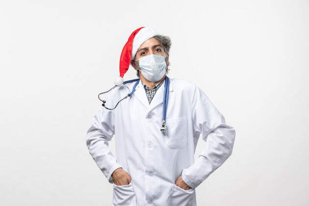 服装正面图男医生在无菌口罩上白墙病毒新年大流行男人大流行冠状病毒