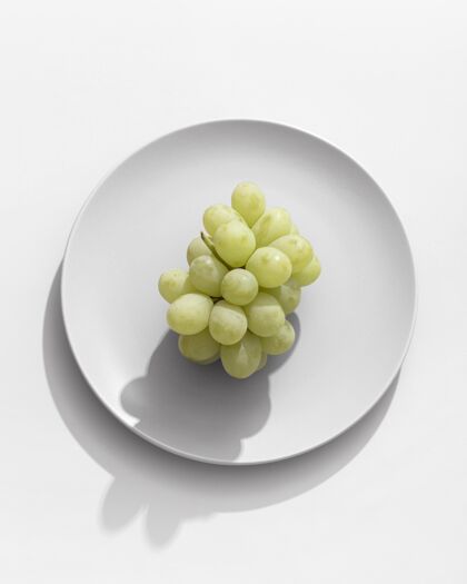 最小盘子上葡萄的顶视图极简平面可持续性
