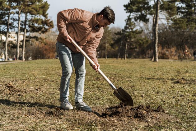 植物男子用铁锹挖洞植树侧视图栽培庭院园艺