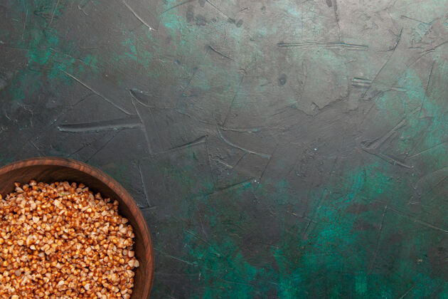 墙壁顶视图熟荞麦美味的饭菜里面棕色盘子上的深绿色表面原料模式年龄