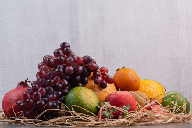 新鲜新鲜不同的水果在大理石表面食物五颜六色柚子