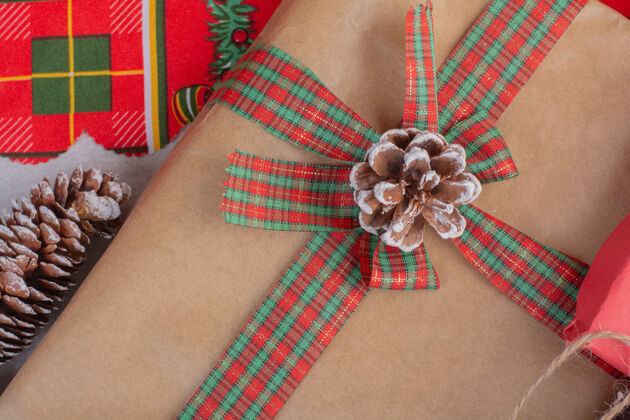 纸白色表面松果装饰的圣诞礼盒装饰圣诞节丝带
