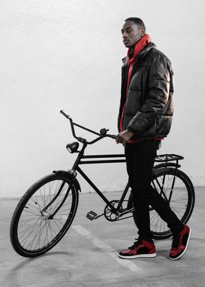 运动骑自行车的人的远景城镇城市交通