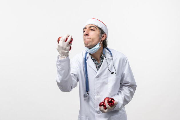 男医生男医生拿着塑料玩具 感染了病毒健康情绪病毒情感塑料
