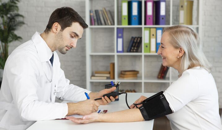 健康医生正在量血压科学护理卫生工作者